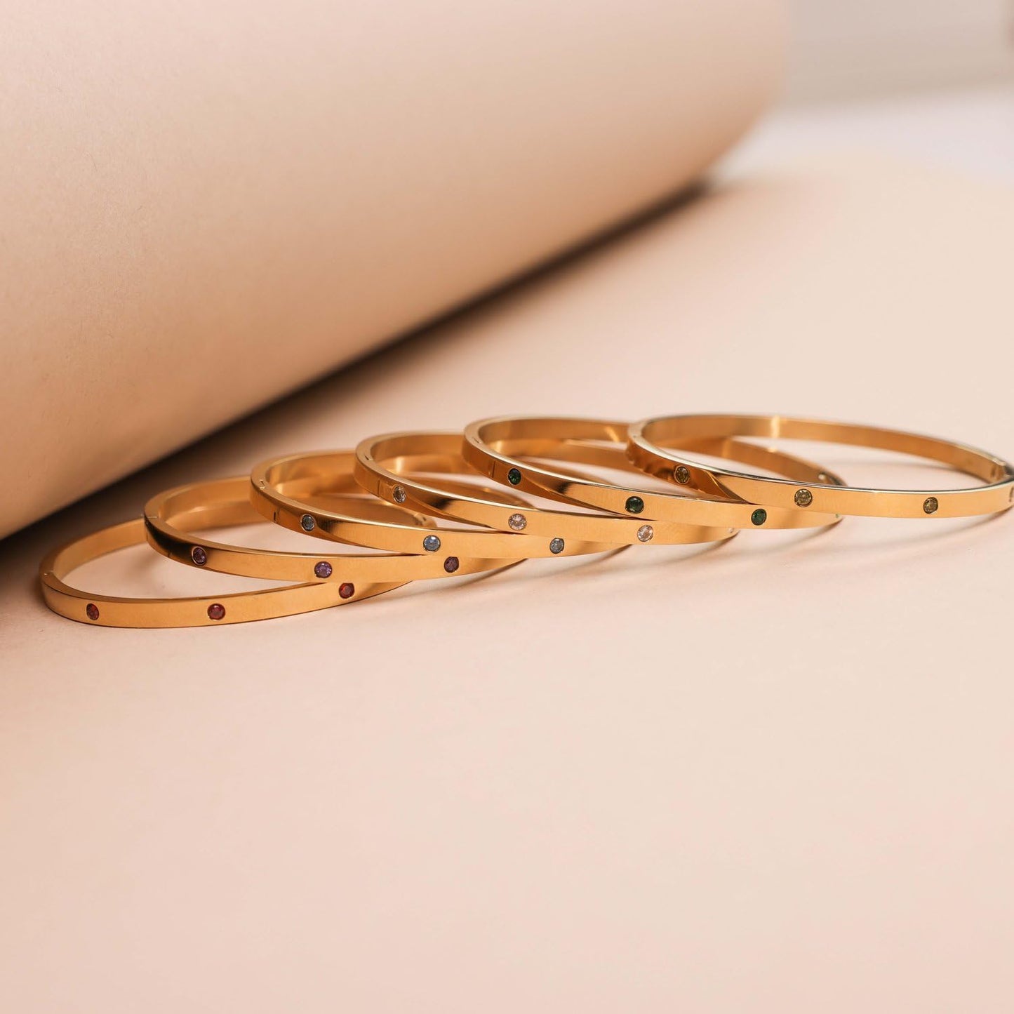 Lucardi Dames Goldplated armband bangle geboortestenen - Staal - Armband - Cadeau - Stijlvol - Goudkleurig