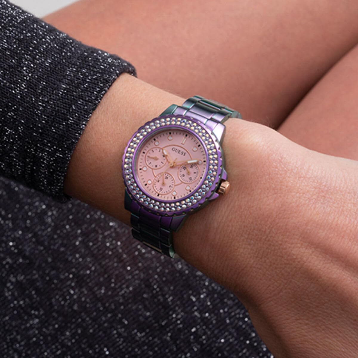 GUESS Dames sport kristal multifunctioneel 36 mm horloge - witte wijzerplaat rose goudkleurige roestvrijstalen kast met blauwe siliconen band