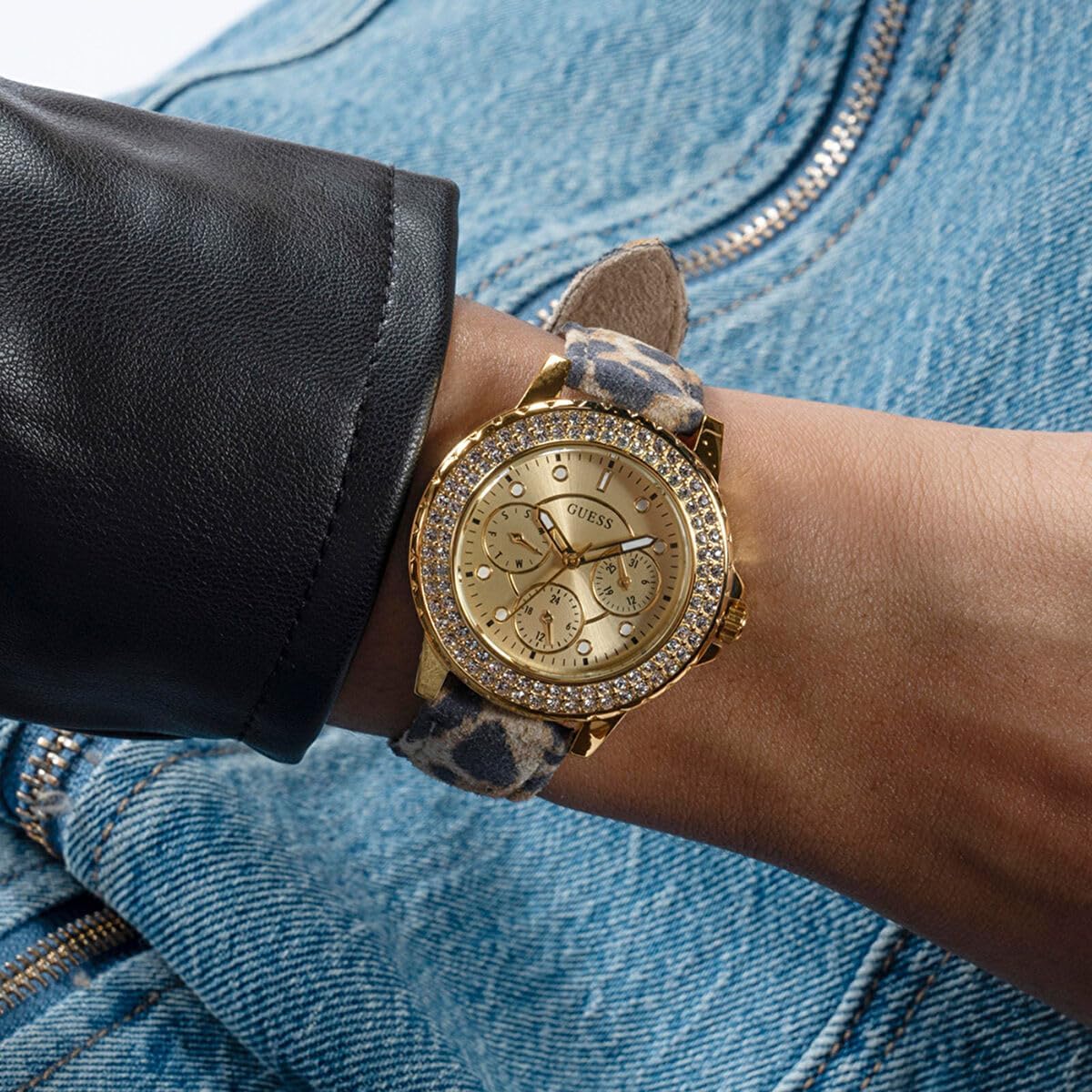 GUESS Dames sport kristal multifunctioneel 36 mm horloge - witte wijzerplaat rose goudkleurige roestvrijstalen kast met blauwe siliconen band