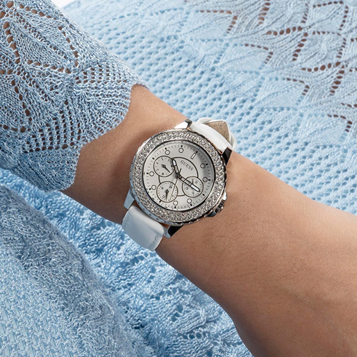 GUESS Dames sport kristal multifunctioneel 36 mm horloge - witte wijzerplaat rose goudkleurige roestvrijstalen kast met blauwe siliconen band
