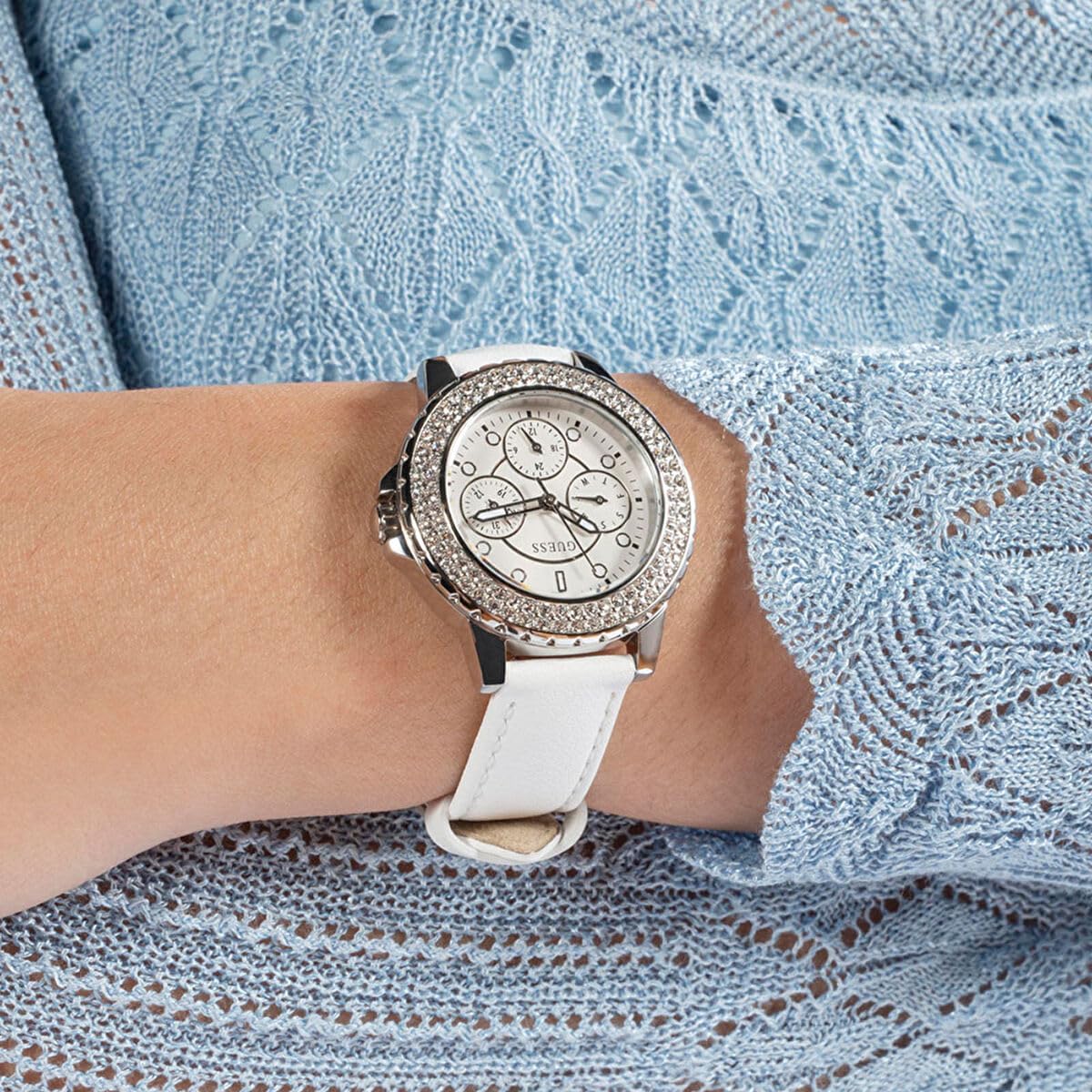 GUESS Dames sport kristal multifunctioneel 36 mm horloge - witte wijzerplaat rose goudkleurige roestvrijstalen kast met blauwe siliconen band